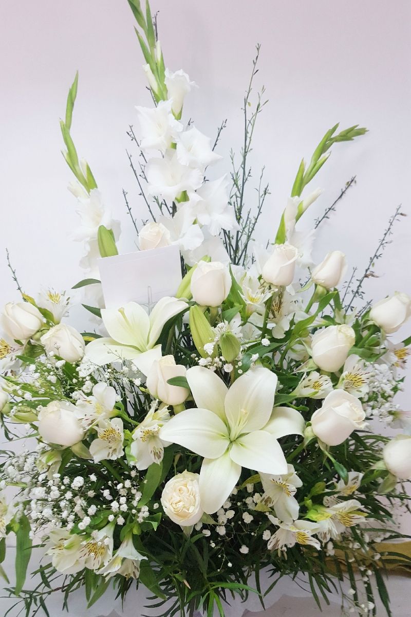 Hermoso Arreglo de Gladiolos , Lilium  y  Rosas